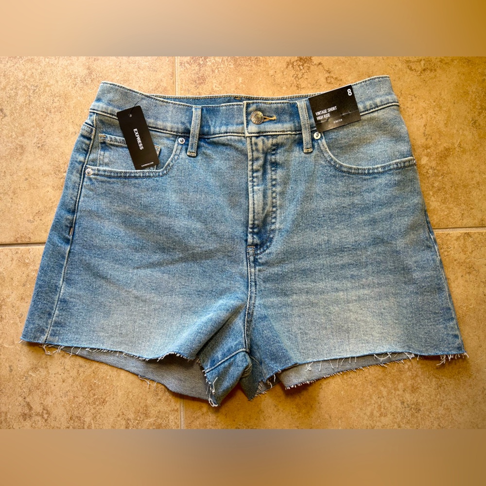 NWT🌷EXPRESS High-Waisted Light Wash Raw Hem 2.5” Inseam Vintage Jean Shorts